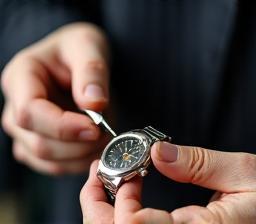 럭셔리 시계 조립 관련 이미지